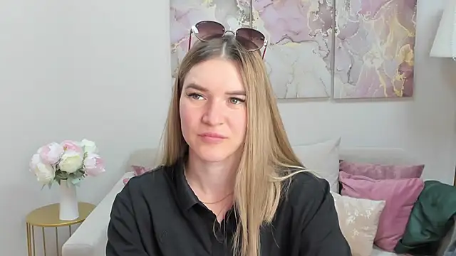 Snapshot of RoxyReignn chatting on 06/18/26, 10:04 RoxyReignn online show from 06/18/26, 10:04