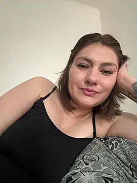 Snapshot of babyella13 chatting on 06/24/26, 01:32 babyella13 online show from 06/24/26, 01:32