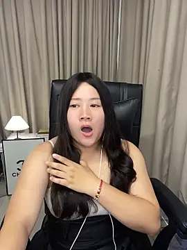 Snapshot of Luckysisi-s chatting on 06/15/26, 02:39 Luckysisi-s online show from 06/15/26, 02:39