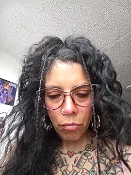 Snapshot of SweetVenomMilf chatting on 06/05/26, 12:00 SweetVenomMilf online show from 06/05/26, 12:00