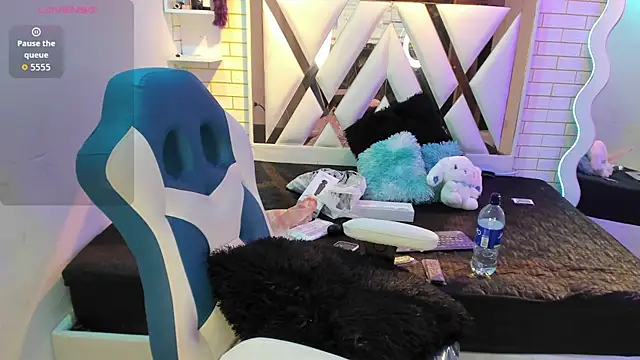 Lua bloom  online show from 06/25/26, 02:31