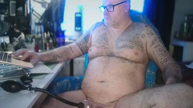 Snapshot of Tattooed_Dilf_01 chatting on 05/31/26, 08:20 Tattooed Dilf 01 online show from 05/31/26, 08:20