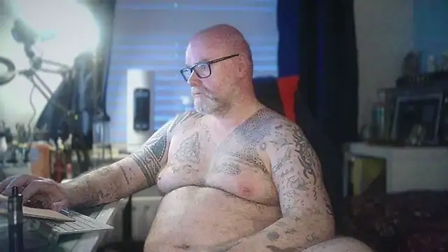 Snapshot of Tattooed_Dilf_01 chatting on 05/25/26, 09:02 Tattooed Dilf 01 online show from 05/25/26, 09:02