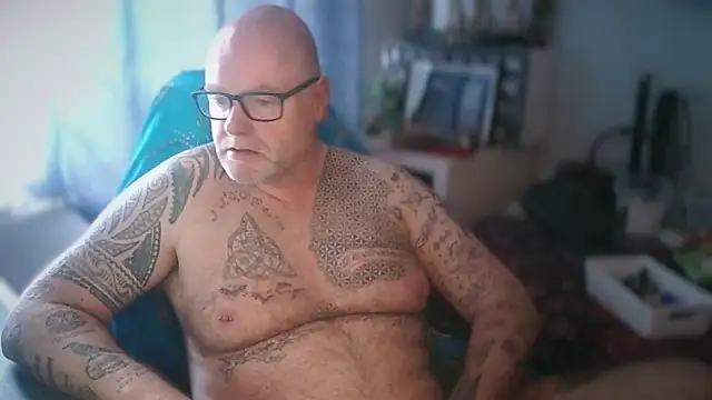 Snapshot of Tattooed_Dilf_01 chatting on 05/31/26, 08:53 Tattooed Dilf 01 online show from 05/31/26, 08:53