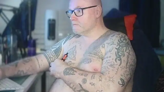 Snapshot of Tattooed_Dilf_01 chatting on 05/29/26, 10:16 Tattooed Dilf 01 online show from 05/29/26, 10:16