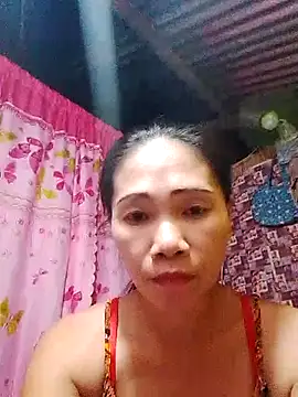 Snapshot of hotmom_lyn chatting on 05/26/26, 02:37 hotmom lyn online show from 05/26/26, 02:37