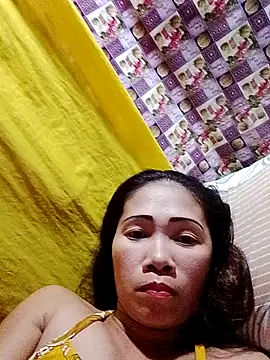 Snapshot of hotmom_lyn chatting on 05/29/26, 01:39 hotmom lyn online show from 05/29/26, 01:39