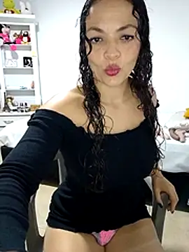 Snapshot of bella-diaz chatting on 06/16/26, 04:23 bella-diaz online show from 06/16/26, 04:23