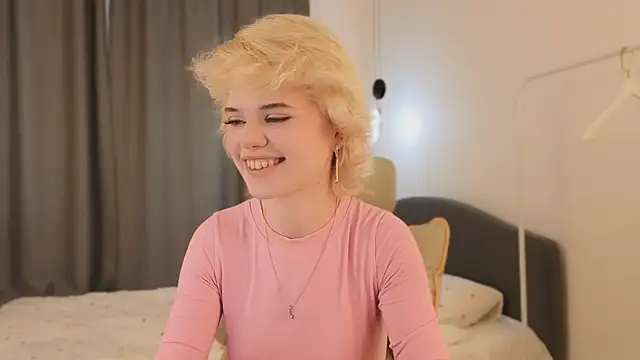Snapshot of mood_berry_ chatting on 05/31/26, 12:22 mood berry online show from 05/31/26, 12:22