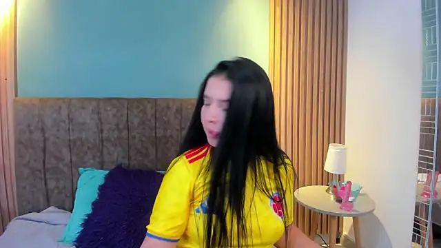 Snapshot of SkyCollins chatting on 06/27/26, 08:37 SkyCollins online show from 06/27/26, 08:37