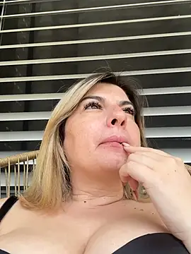 Snapshot of evaxxxcurvyxxx chatting on 06/19/26, 09:59 evaxxxcurvyxxx online show from 06/19/26, 09:59
