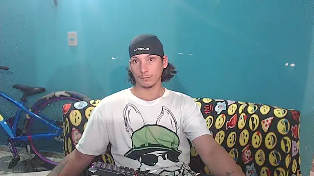 Snapshot of MrKingsaintx chatting on 06/17/26, 01:05 MrKingsaintx online show from 06/17/26, 01:05