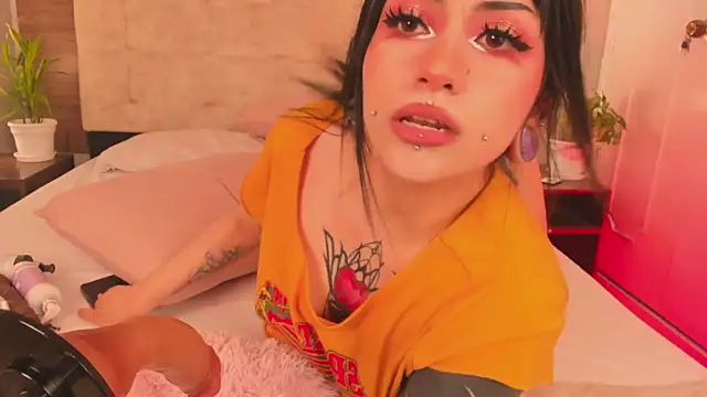 Snapshot of Miaaa_Hunt chatting on 06/07/26, 05:23 Miaaa Hunt online show from 06/07/26, 05:23