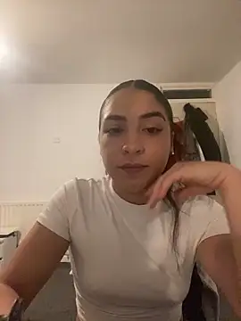 Snapshot of naomiiii55 chatting on 06/11/26, 12:32 naomiiii55 online show from 06/11/26, 12:32
