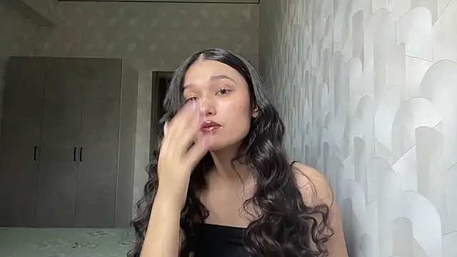 LisetteParajon online show from 06/17/26, 05:07