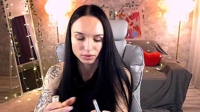 Snapshot of NicoleMerz chatting on 06/19/26, 04:02 NicoleMerz online show from 06/19/26, 04:02