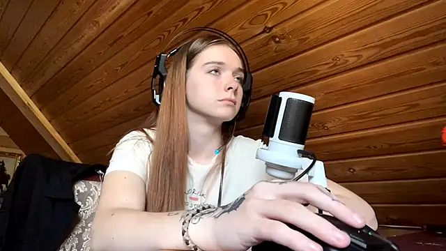 Snapshot of MariaLake chatting on 06/15/26, 04:12 MariaLake online show from 06/15/26, 04:12