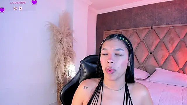 Snapshot of ThaliaHall_1 chatting on 06/10/26, 11:55 ThaliaHall 1 online show from 06/10/26, 11:55