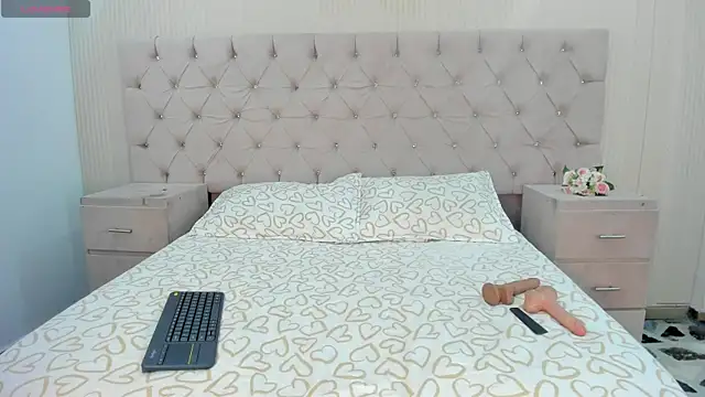 Snapshot of LizzyBrooks1 chatting on 07/14/26, 04:39 LizzyBrooks1 online show from 07/14/26, 04:39