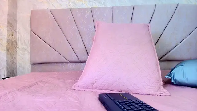 ariana florez  online show from 06/24/26, 07:11