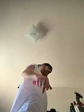Snapshot of neonginger chatting on 06/16/26, 11:05 neonginger online show from 06/16/26, 11:05
