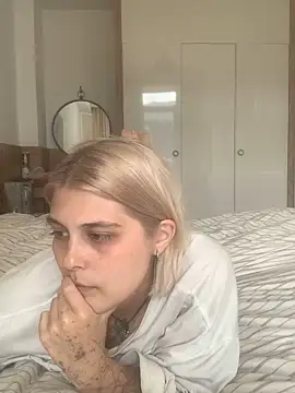 Ella Bloom online show from 06/17/26, 11:09