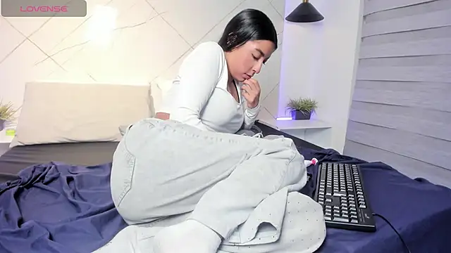 Snapshot of SARAH_COLLENS_ chatting on 07/04/26, 11:31 SARAH COLLENS online show from 07/04/26, 11:31