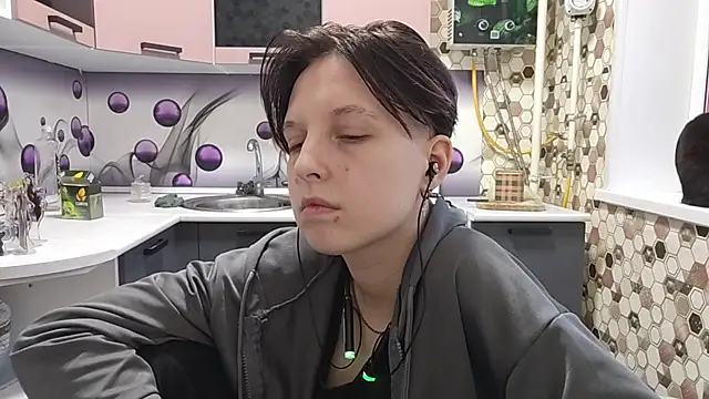 Snapshot of Saranade chatting on 06/06/26, 05:07 Saranade online show from 06/06/26, 05:07