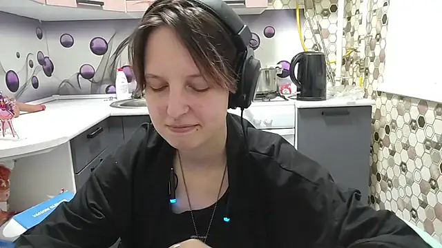 Snapshot of Saranade chatting on 06/19/26, 05:41 Saranade online show from 06/19/26, 05:41
