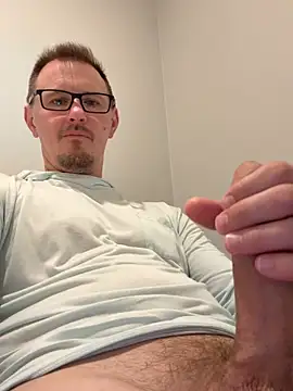 Snapshot of Hardpaul85 chatting on 06/17/26, 02:05 Hardpaul85 online show from 06/17/26, 02:05