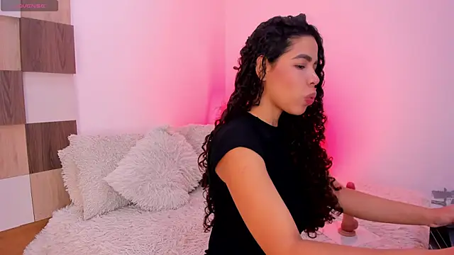 Snapshot of LarissaDesire chatting on 06/01/26, 11:43 LarissaDesire online show from 06/01/26, 11:43
