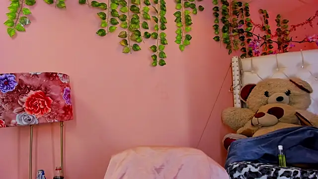 Snapshot of valentinee_xo chatting on 06/14/26, 04:25 valentinee xo online show from 06/14/26, 04:25