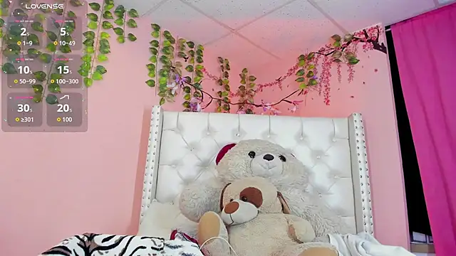 Snapshot of valentinee_xo chatting on 07/10/26, 06:24 valentinee xo online show from 07/10/26, 06:24