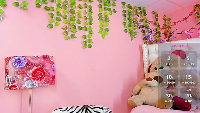 Snapshot of valentinee_xo chatting on 06/26/26, 05:13 valentinee xo online show from 06/26/26, 05:13