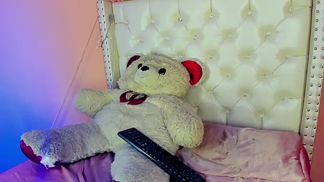 Snapshot of valentinee_xo chatting on 06/19/26, 05:02 valentinee xo online show from 06/19/26, 05:02