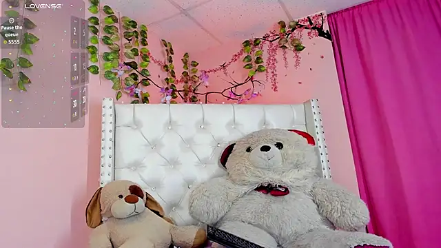 Snapshot of valentinee_xo chatting on 07/18/26, 05:49 valentinee xo online show from 07/18/26, 05:49