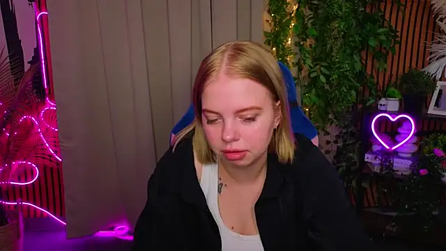 RebeccaCruz online show from 06/06/26, 03:17