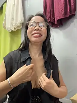 Snapshot of honghong_mother chatting on 06/15/26, 03:07 honghong mother online show from 06/15/26, 03:07