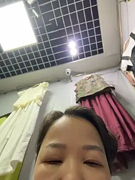 Snapshot of honghong_mother chatting on 06/26/26, 12:27 honghong mother online show from 06/26/26, 12:27