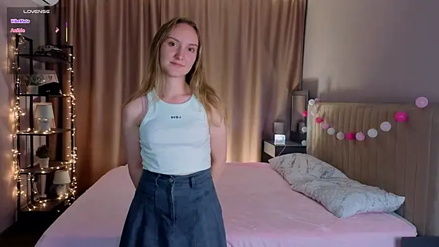JenevaLitalien online show from 06/11/26, 06:16