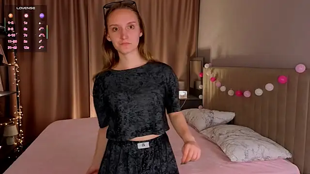 JenevaLitalien online show from 06/10/26, 06:31