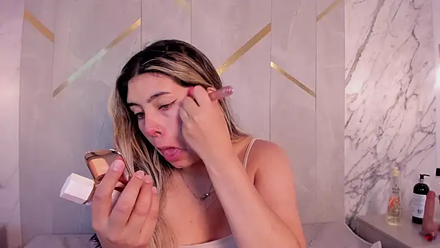 ChloeBelle  online show from 06/17/26, 12:15