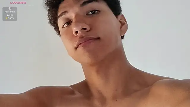 Snapshot of Maximiliano_Young chatting on 07/10/26, 11:54 Maximiliano Young online show from 07/10/26, 11:54