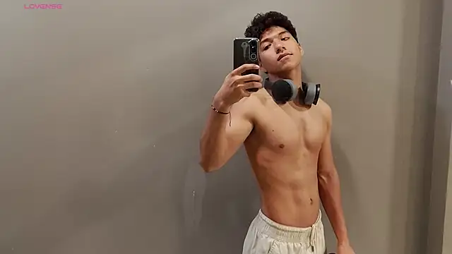 Snapshot of Maximiliano_Young chatting on 07/14/26, 12:33 Maximiliano Young online show from 07/14/26, 12:33