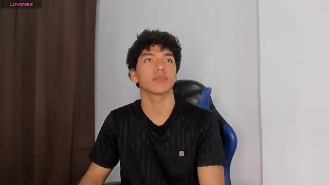 Snapshot of Maximiliano_Young chatting on 06/04/26, 12:43 Maximiliano Young online show from 06/04/26, 12:43