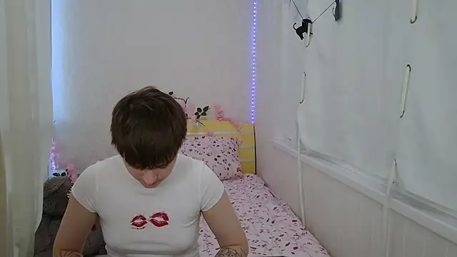 EmyHills online show from 06/19/26, 02:45