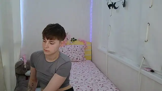 EmyHills online show from 06/18/26, 02:33