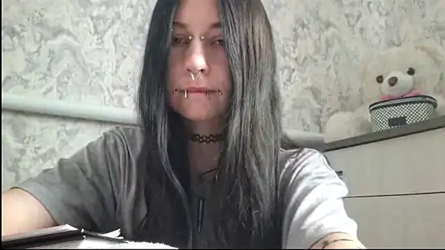 KrissyHiott online show from 06/05/26, 04:06