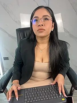 ValentinaLuciana online show from 06/04/26, 12:54