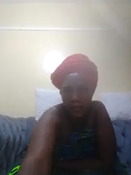 Snapshot of Creamymom4 chatting on 06/19/26, 01:11 Creamymom4 online show from 06/19/26, 01:11